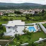 Ella * Stolac
