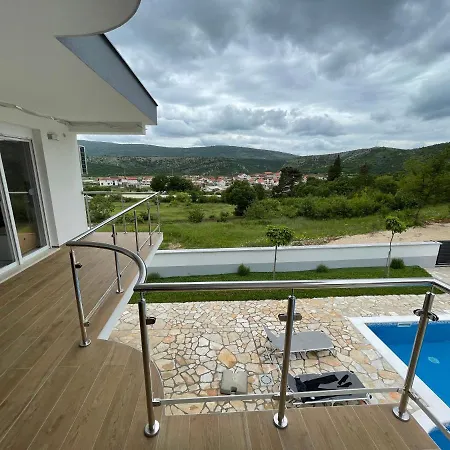 Ella Villa