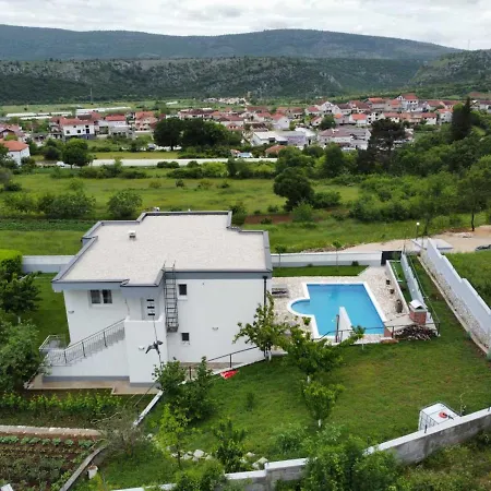 Ella * Stolac